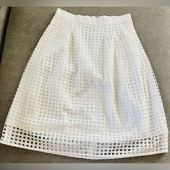 NWOT Ann Taylor Eyelet A Line Skirt Fully Lined White in Color Size 0 MSRP $98 - Picture 2 of 7